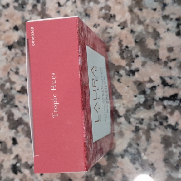 Laura Gellar blush and lipstick - Picture 3 of 5